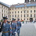 Prague - la releve de la garde du Chateau 039